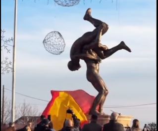 (ВИДЕО) Чифлиганец подари уште еден споменик, овој пат во Радовиш