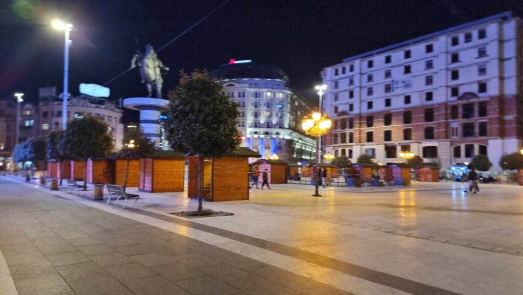 В понеделник во 18 часот ќе светне елката на плоштадот во Скопје