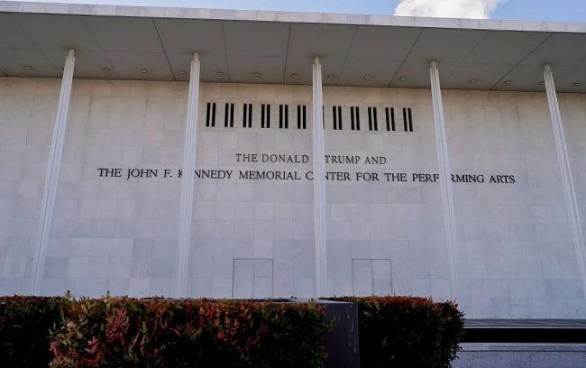 ЦЕНТАРОТ „КЕНЕДИ“ БАРА МИЛИОН ДОЛАРИ ОД МУЗИЧАРОТ КОЈ ГО ОТКАЖА ТРАДИЦИОНАЛНИОТ БОЖИКЕН ЏЕЗ КОНЦЕРТ ОТИ ТРАМП ГО ДОДАДЕ СВОЕТО ИМЕ НА ОБЈЕКТОТ