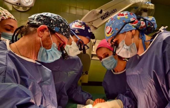 Чекор кон развој на современа реконструктивна микрохирургија – на Клиниката за пластична хирургија извршени две сложени микрохируршки операции