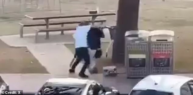 Теорија која ја потресе јавноста: Зошто херојот од Бонди не го употреби оружјето врз терористот