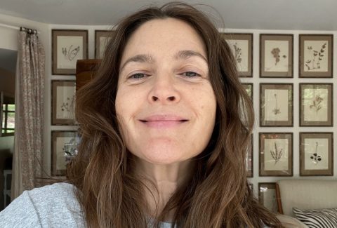 Актерката Дру Баримор е меѓу ретките која старее достоинствено: Таа нема ботокс и филери, само брчки кои не ги сфака здраво за готово