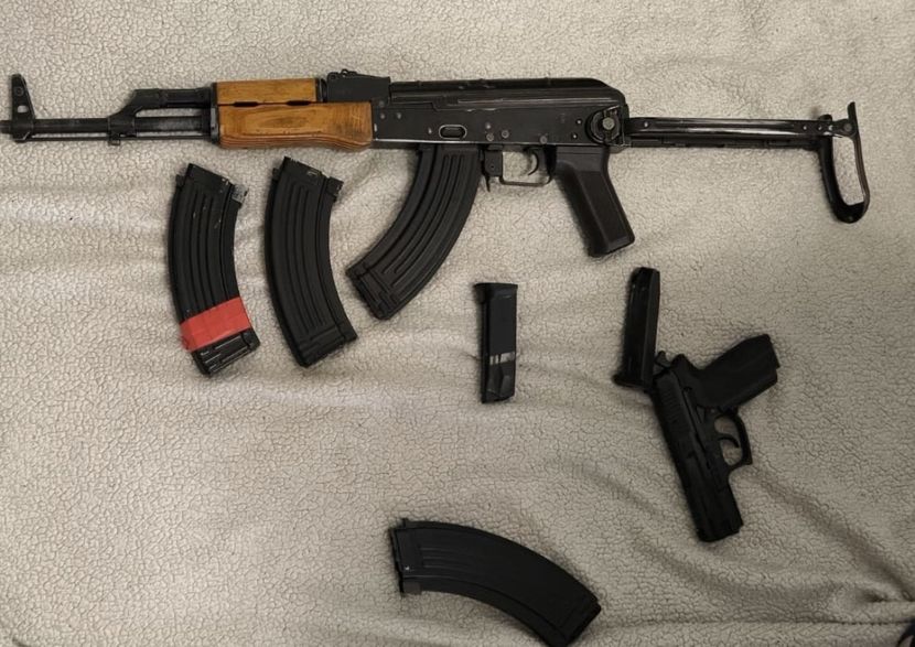 Голема акција во Скопје: Претреси на повеќе локации, пронајдено оружје, приведени 12 лица