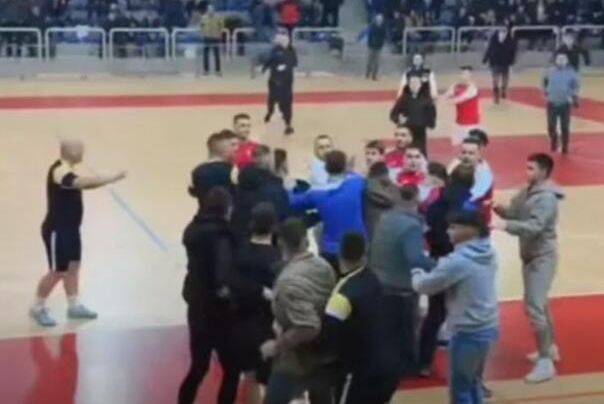 Тепање како во бокс-ринг: Турнир во мал-фудбал заврши со масовна тепачка (ВИДЕО)
