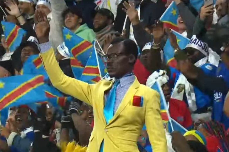 Навивач на Конго стои 90 минути на трибина како статуа