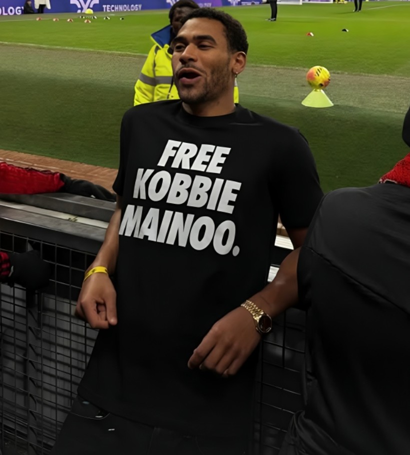 Братот на фудбалер на Јунајтед предизвика бура: Погледнете со каква маица се појави на „Олд Трафорд“ (ФОТО)