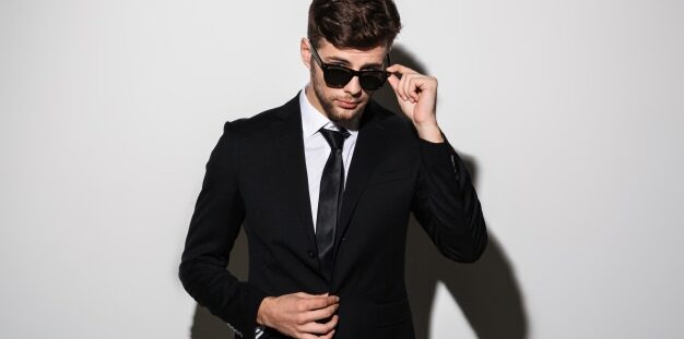 Зошто мажите никогаш не го закопчуваат долното копче на сакото?