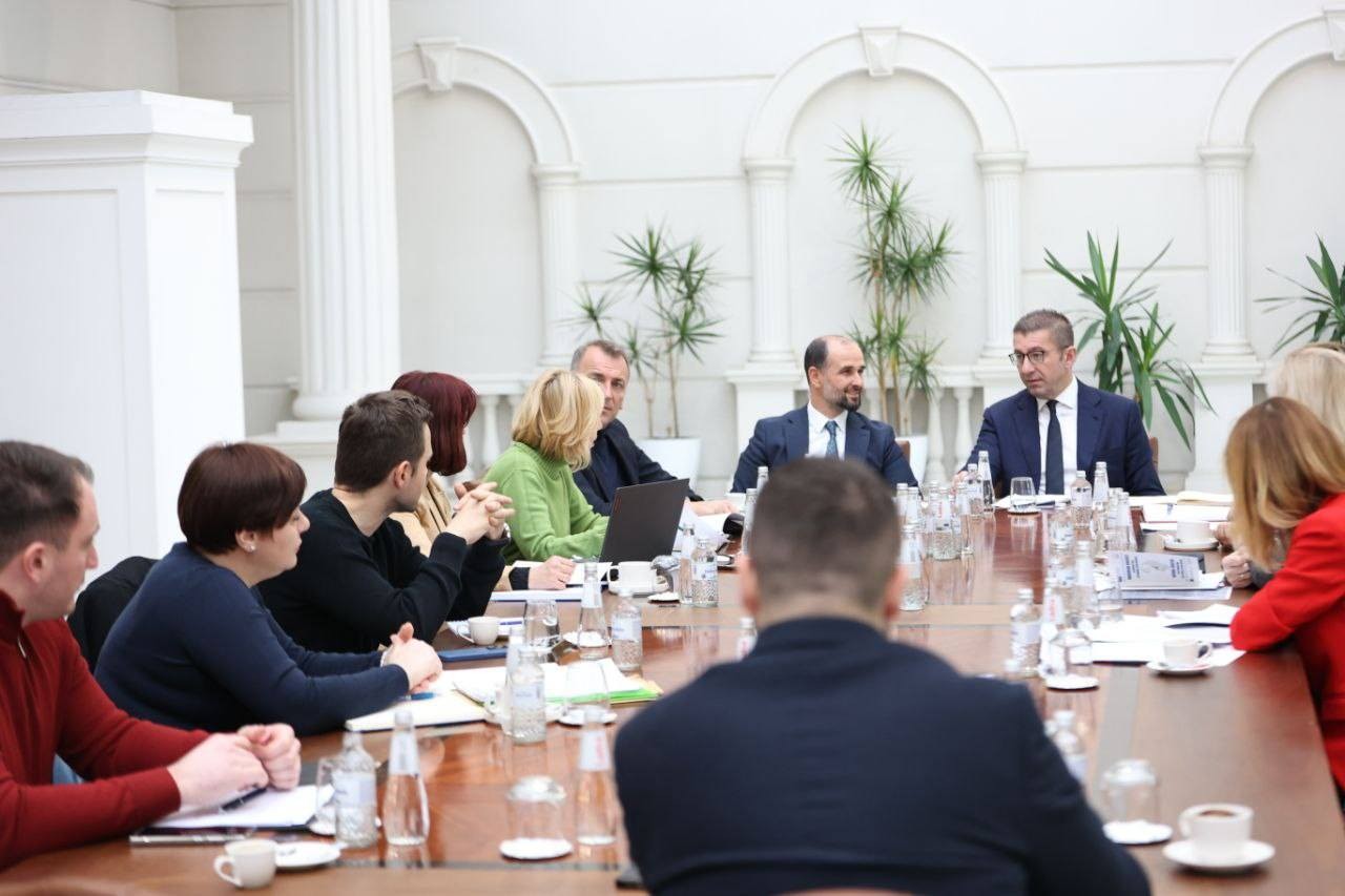 Мицкоски објави дека Владата работи и во недела попладне: Домашните задачи треба да се исполнат