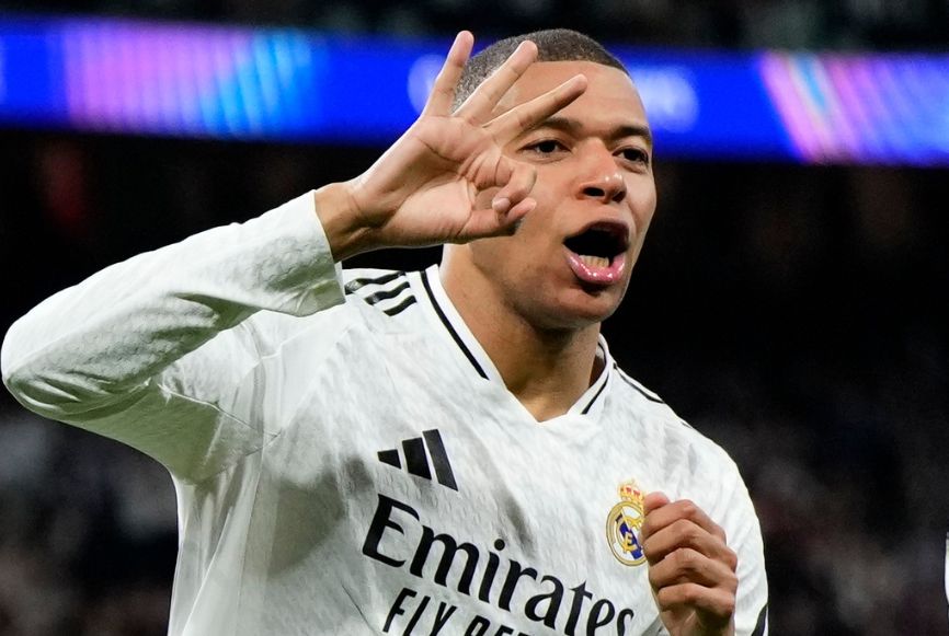 На Мбапе му требаат само четири голови да го стигне Роналдо