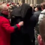 Маскиран маж ја прекина божиќната миса во катедрала во Келн (ВИДЕО)