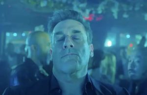 (ВИДЕО) Додека танцува во клуб – Тренд на кој никој не можел да одолее: Како сцената на Џон Хам од новата серија ги освои социјалните медиуми