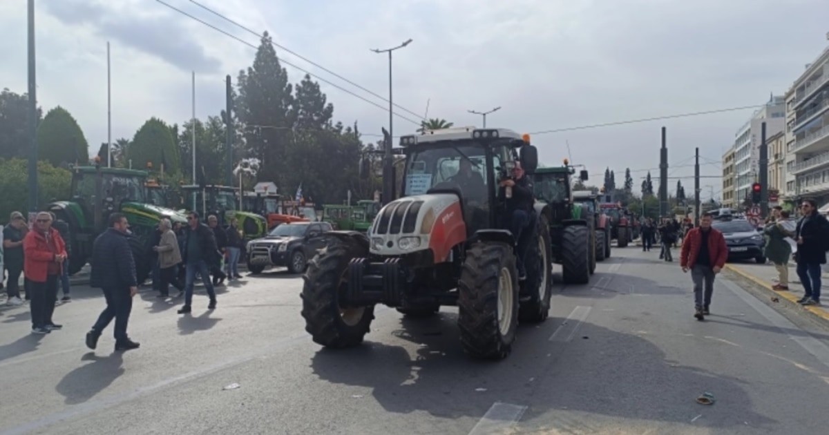 Грчките земјоделци привремено ги стопираат блокадите