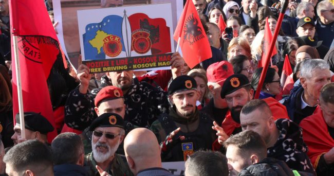 ВО СКОПЈЕ СЕ ОДРЖА ПРОТЕСТ ЗА ПОДДРШКА НА ОВК, СЕ БАРА ОСЛОБОДУВАЊЕ НА ОБВИНЕТИТЕ ВО ХАГ