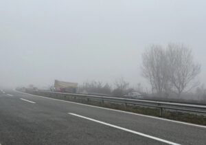 Повреден возач во судар на два камиони на автопатот Скопје-Тетово