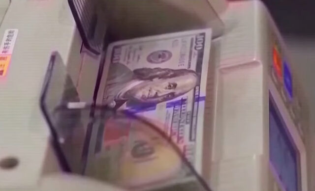 Доларот паѓа! Се очекува да го има својот најголем годишен пад од 2017 година