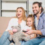 12 родителски пристапи за помалку кавги пред екран (и повеќе мир дома)