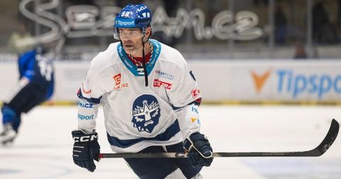 Чешката хокеј-икона ќе биде на мразот и на 53 години