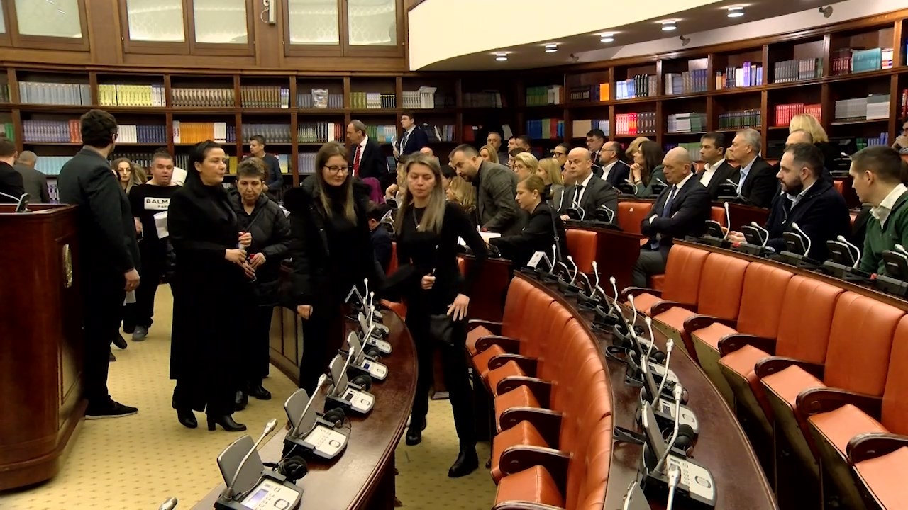 Родителите на загинатите деца кон премиерот: „Како ќе постапевте ако беше вашето дете во прашање, мораше да има морална оставка“