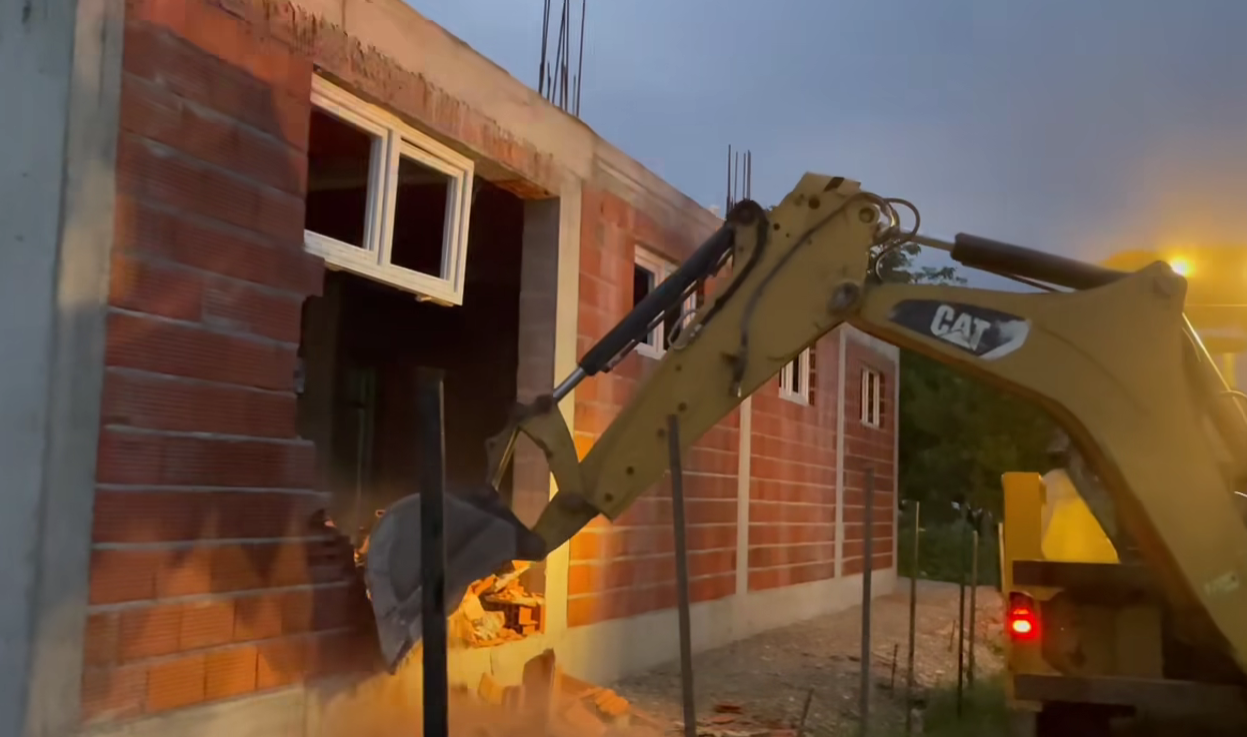 (ВИДЕО) Втор ден продолжува рушењето на времените кафеанчиња на кејот во Скопје