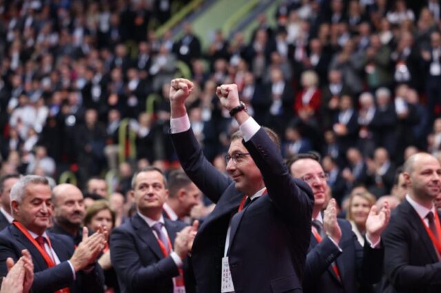 ВМРО-ДПМНЕ ги прашува СДСМ „дали ќе слават Нова година по дубајско време“