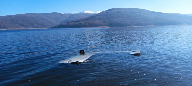 МАЛ АВИОН СО ДВАЈЦА КОСОВСКИ ДРЖАВЈАНИ ПАДНА ВО МАВРОВСКОТО ЕЗЕРО, ЕДЕН Е ПОВРЕДЕН