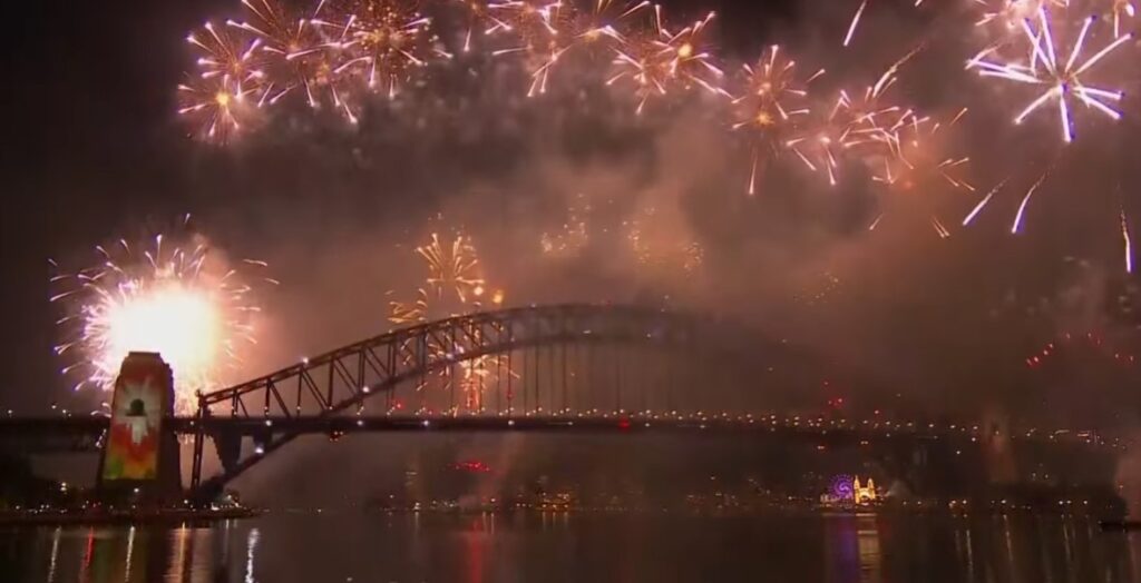 ВИДЕО Новата година стигна во Австралија со спектакуларен огномет во Сиднеј