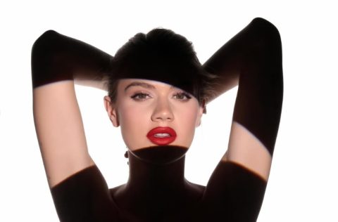 Овој пат Елена Ѓоговска и да сакате не можете да ја прашате колку чини нејзиниот аутфит: Манекенката може да ви каже само колку и чини нешто друго!