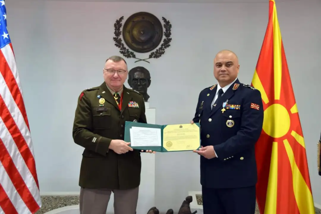 Американскиот генерал-мајор Најт го одликува Лафчиски со Медал за истакната служба