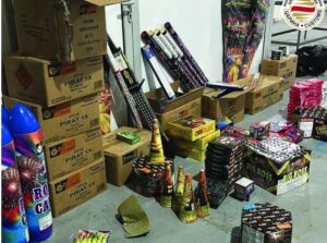 Мобилен царински тим спречи нелегална продажба на над 40.000 петарди и огномети