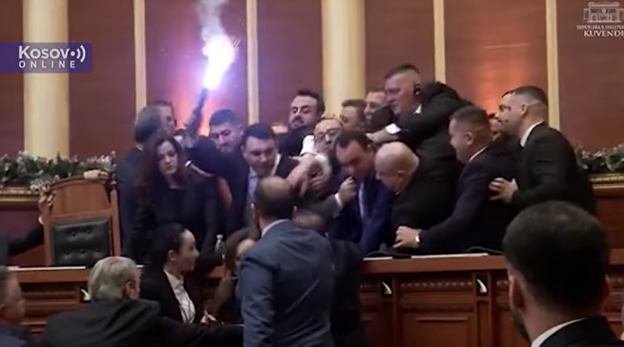 (ВИДЕО) Пратениците во албанското Собрание се тепаа и фрлаа чадни бомби