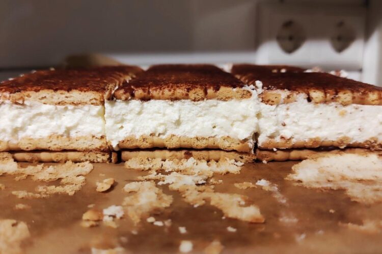 РЕЦЕПТ НА ДЕНОТ: Брз колач од бисквити и крем