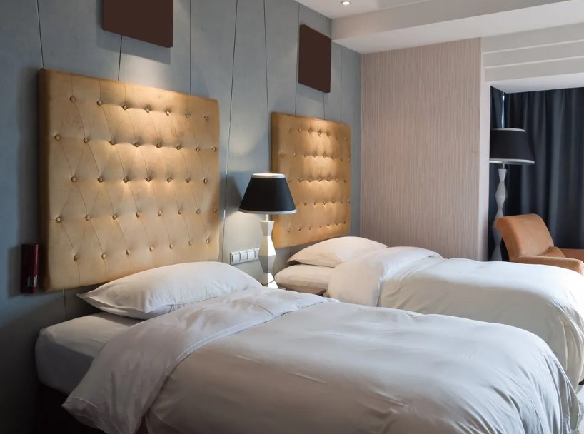 Ужас во хотел во Куманово – 84 годишен маж пробал да убие жена во соба, почнала да вика па нејзиниот син го спречил!