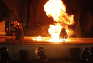 (ВИДЕО) Хаос во Тирана: Демонстрантите бараат оставка од Еди Рама, има повреени