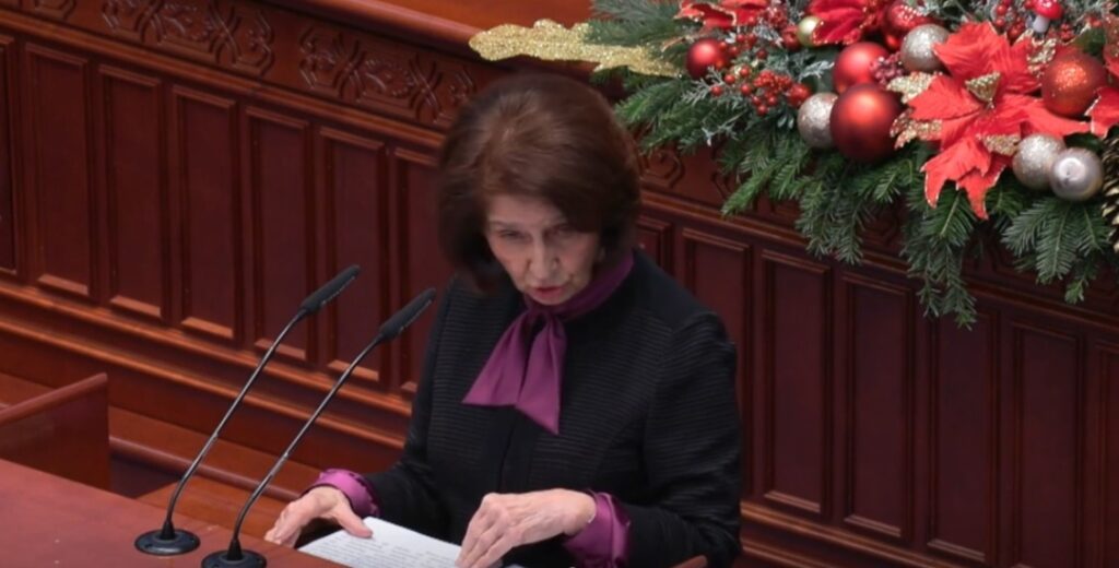 Годишно обраќање на Сиљановска во Собранието: „Да внимаваме од европскиот процес да не излеземе како старецот на Хемингвеј“