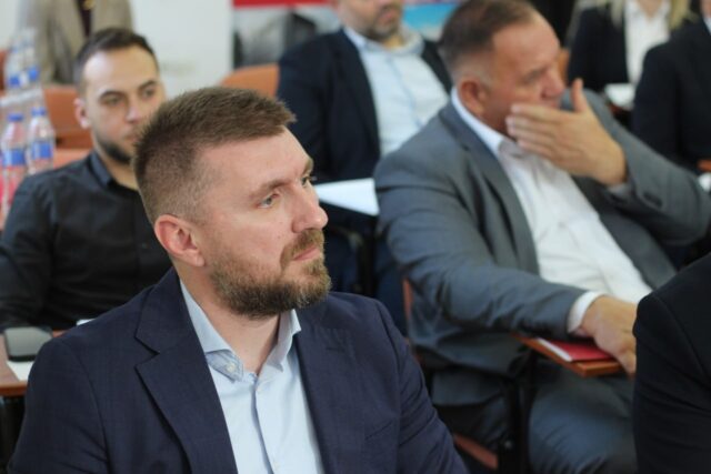 Советот на Општина Аеродром одби да расправа за мигрантите, градоначалникот Митески им порача на советниците од СДСМ „можеби ќе поднесете иницијатива и против населување на вонземјани“