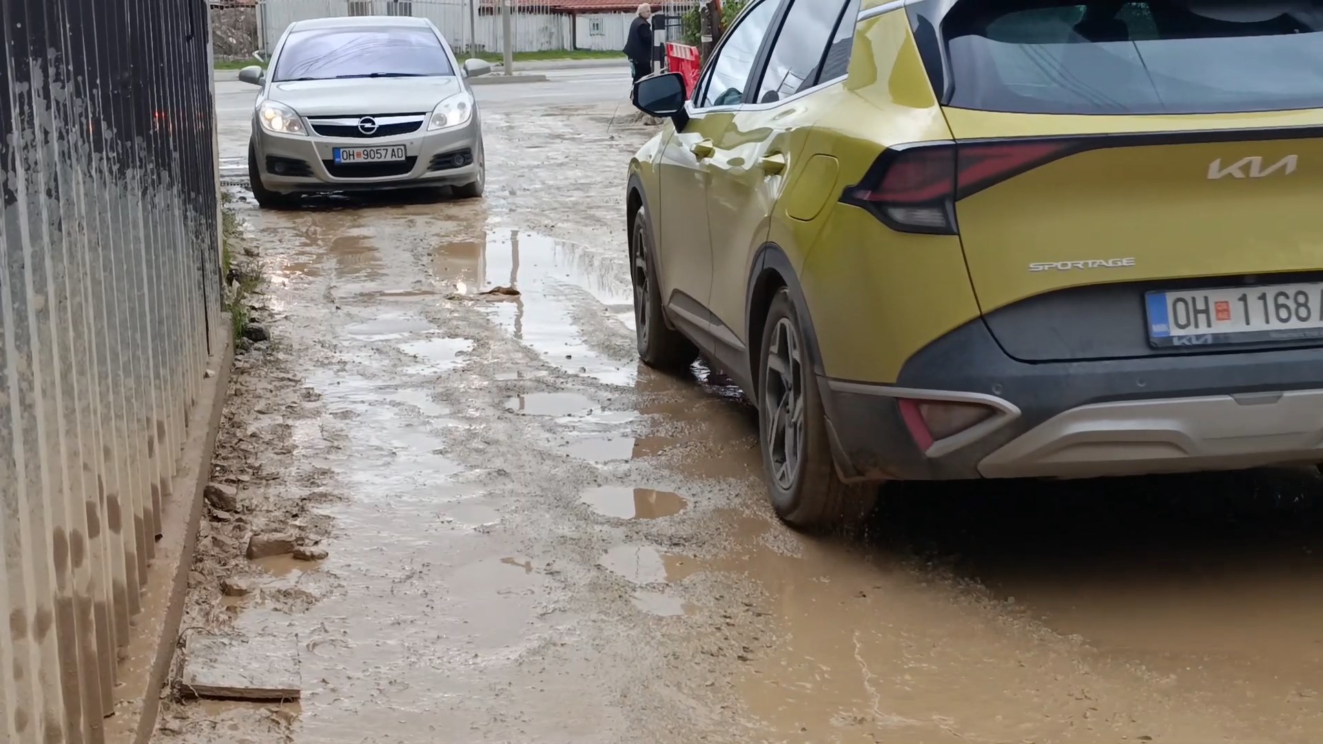 Жителите на ул. „Прилепска“ во Охрид заробени во кал и тиња