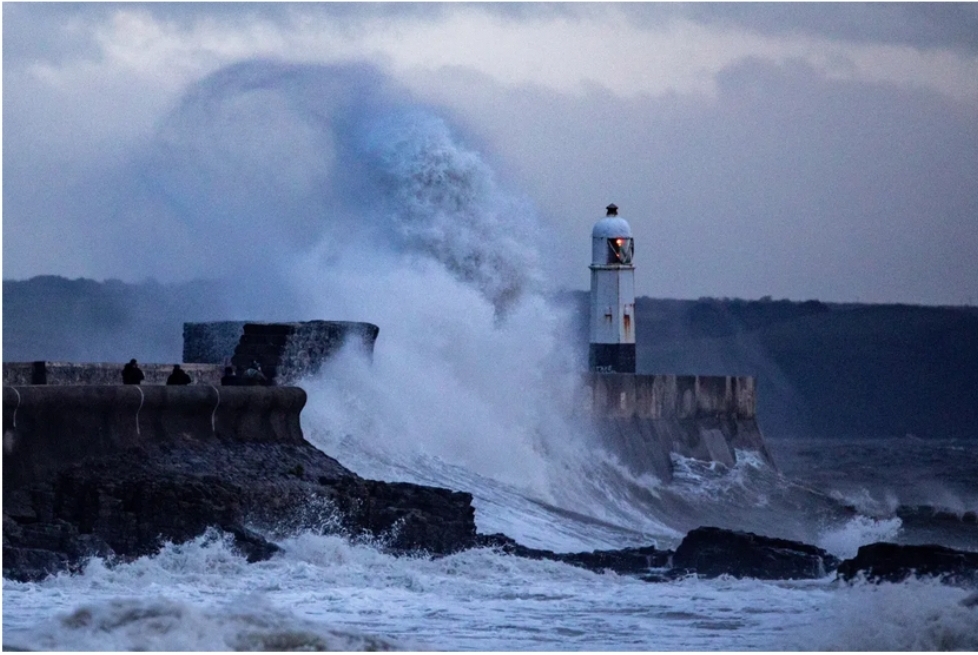Бурата „Брам“ ја погоди Велика Британија, откажани летови и затворени патишта