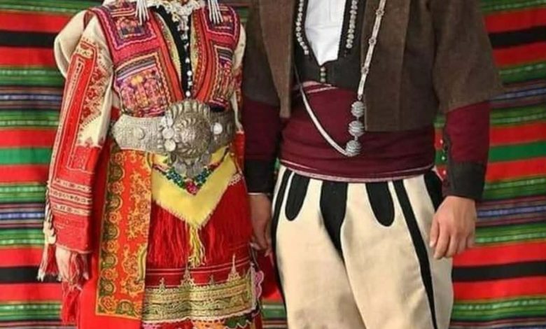 Полно комбе со македонски носии-културно богатство. Уапсени тројца Бугари