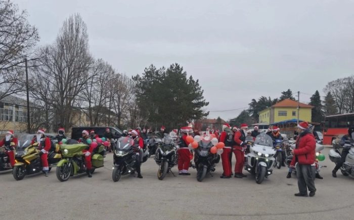 КУМАНОВСКИТЕ „МЕЧКИ“: Моторџиите облечени како Дедо Мраз не оставаат никого рамнодушен, ниту децата, ниту возрасните