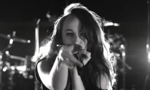 ПОЗНАТА АМЕРИКАНСКА ПЕЈАЧКА (26) ТРАГИЧНО НАСТРАДАЛА: Настапувала со групата „One Direction“ – тажната вест ја потврдило неутешното семејство