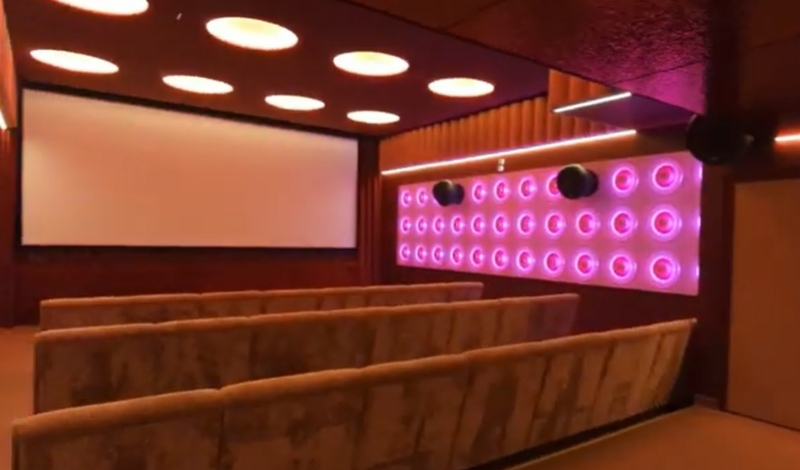 Реновирано кино во Париз изгледа како да е од филм на Вес Андерсон