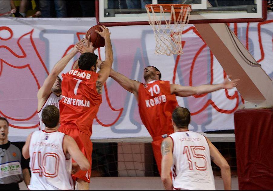 Урнебесно: Како Тома Здравковиќ ги збратимил „крвните непријатели“ од Работнички и МЗТ (ВИДЕО)