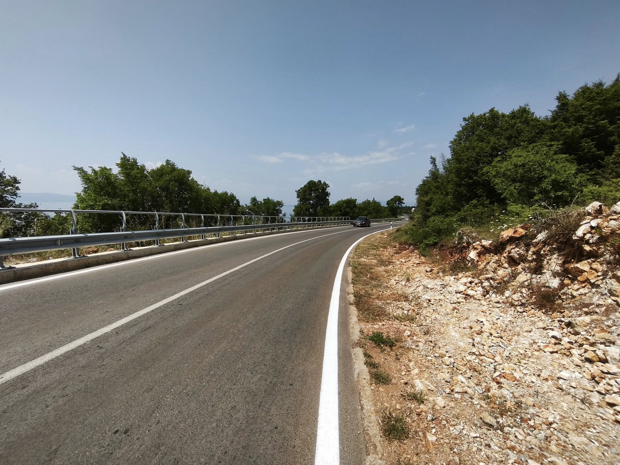 Одрон на патот Охрид – Св. Наум, сообраќајотт се одвива по една лента