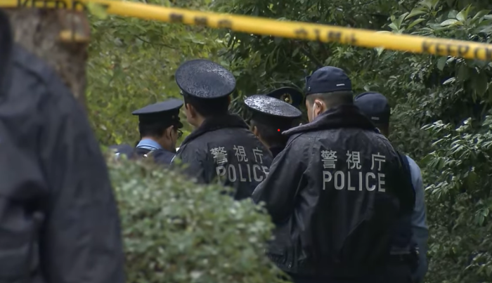 Напаѓач истурил хлор врз работници во Јапонија, па почнал да ги боде сео нож, најмалку 15 повредени