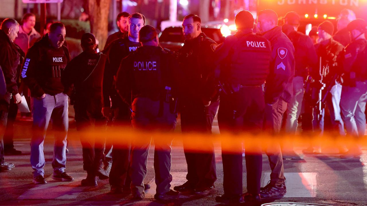 Полицијата трага по вооружениот маж кој уби 2 студента и рани 9 на универзитет во САД