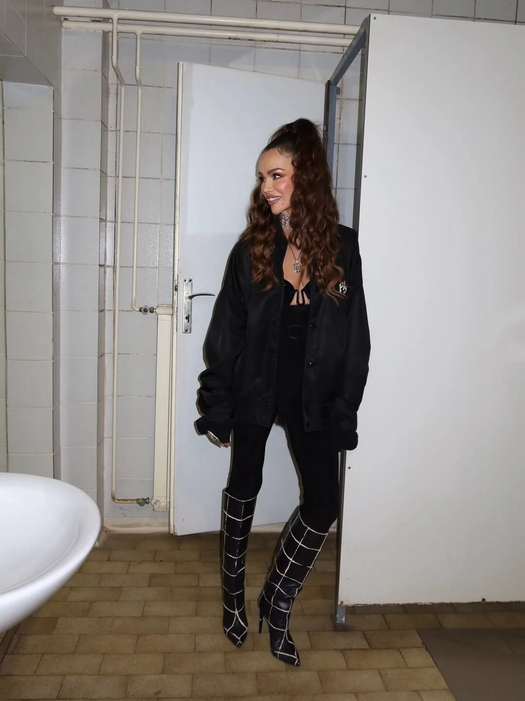 Северина позираше во тоалет: „Каде и да одите, направете го тој простор да заблеска“