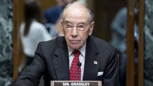 Американскиот сенатор Чак Грасли: Руската православна црква не е жртва, туку извршител на верски прогон во Украина