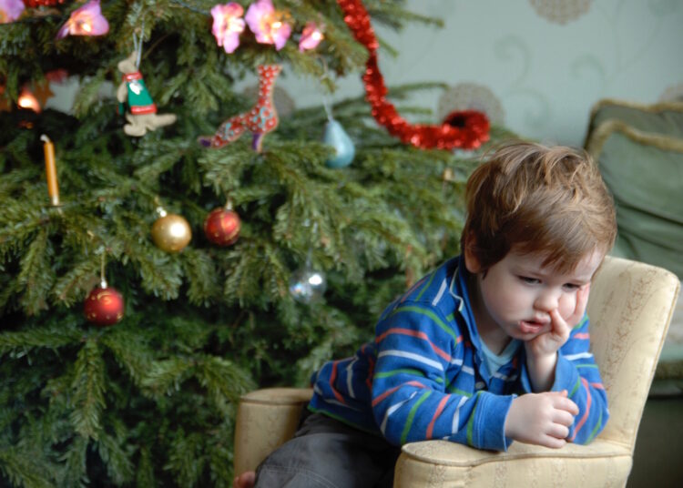 Детска празнична депресија: Како да препознаете дека вашето дете се бори со тагата