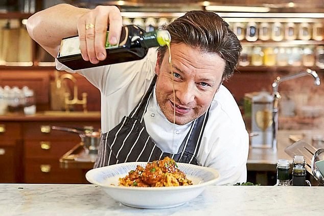 Џејми Оливер повторно го отвора својот италијански синџир ресторани по финансискиот крах од 94 милиони евра, кредиторите бесни и разочарани