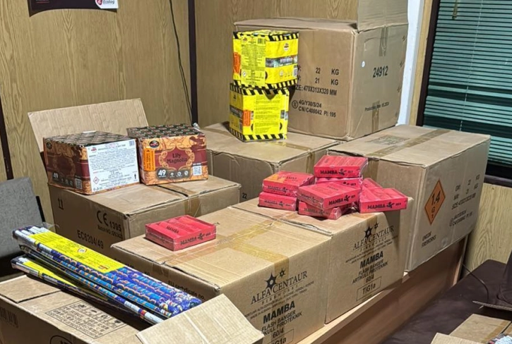 Пронајдени се над 25 тони пиротехнички средства во две товарни возила и магацини